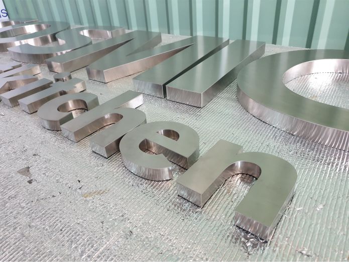 Làm chữ nổi kim loại, gia công chữ nổi Làm chữ nổi kim loại, gia công chữ nổi