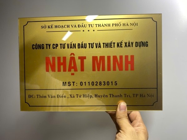 Biển mica in UV nền nhũ vàng