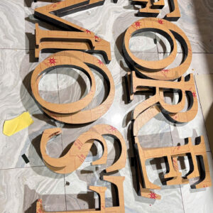 Chữ mặt mica chân nhôm