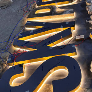 Chữ inox chân mica cháo