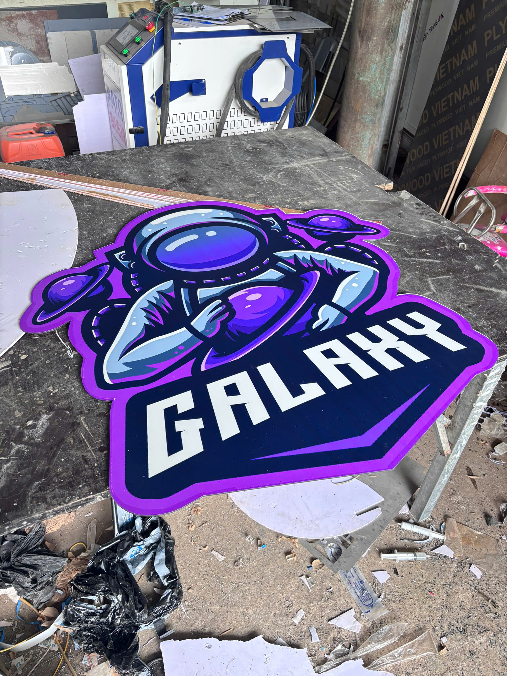 Logo lọng viền inox, mặt mica hút nổi