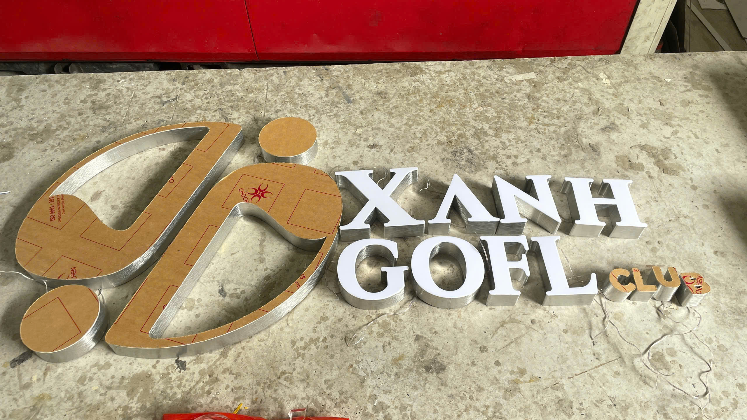 Chữ inox lọng viền mặt mica hút nổi