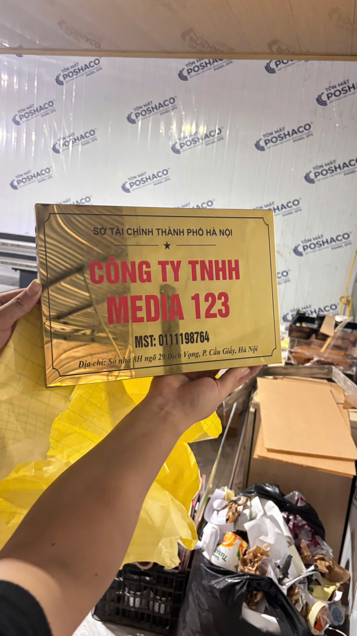 Biển inox vàng gương in UV