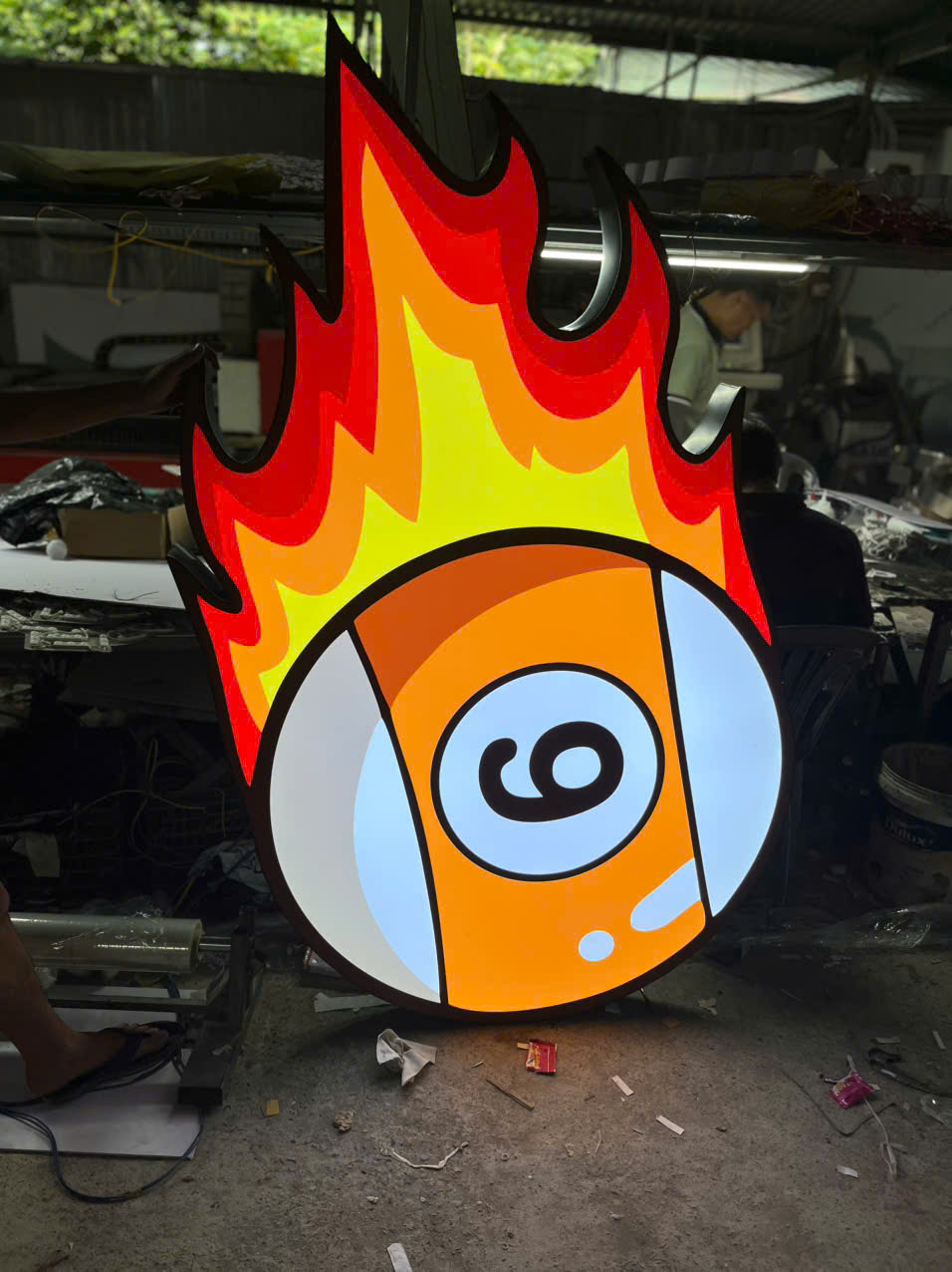 Logo lọng viền inox, mặt mica hút nổi