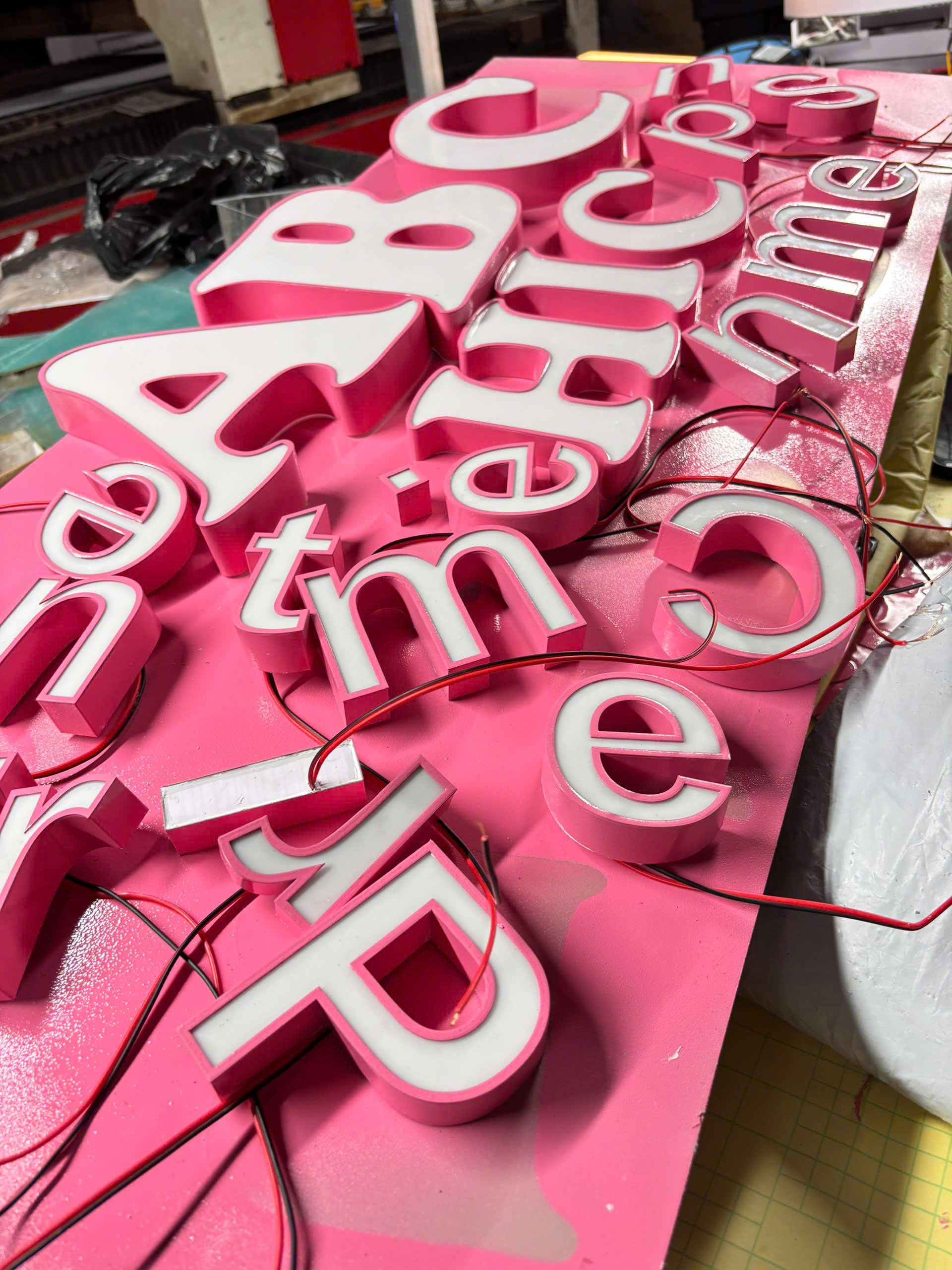 Chữ inox lọng viền mặt mica